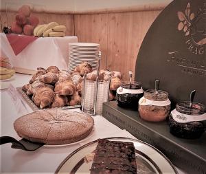 stół z różnymi rodzajami ciast i deserów w obiekcie Guesthouse - Cultural Center Gustav Mahler w mieście Dobbiaco +31 zdjęć