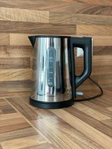 - une cafetière assise sur du parquet dans l'établissement Ferienwohnung Bett & Burg, à Wertheim