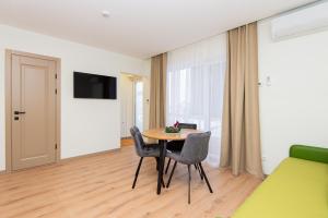 TV a/nebo společenská místnost v ubytování Palanga Apart 5