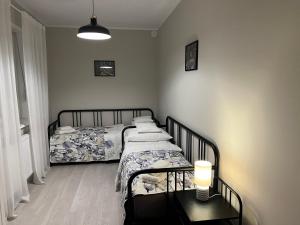 1 dormitorio con 1 cama y 1 lámpara en una mesa en Fengrande, en Karpacz