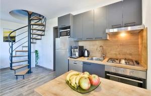 a kitchen with a bowl of fruit on a table at 3 Bedroom Beautiful Home In Beretinec in Beretinec