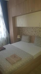 una camera da letto con un letto grande con testiera in legno di apartament Karla Indigo a Oradea