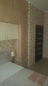 una camera con un letto e una parete con una porta di apartament Karla Indigo a Oradea