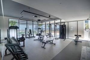 Fitness centrum a/nebo fitness zařízení v ubytování Sensational Waterfront Apartment with Palm View