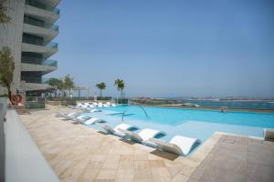 Bazén v ubytování Sensational Waterfront Apartment with Palm View nebo v jeho okolí