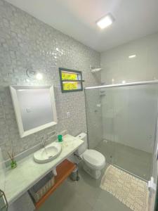 y baño con lavabo, aseo y ducha. en Casa Pau Brasil, en Prado