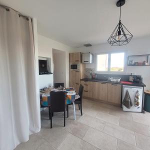 Kuchyňa alebo kuchynka v ubytovaní Gîte Le Saint Benoît