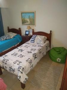 康科迪亞的住宿－Dpto Hipólito Yrigoyen，一间带两张床的卧室和一个绿色的