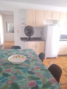 una cocina con una mesa con un tazón. en Casa ampla a 50metros do mar, en Balneário Barra do Sul