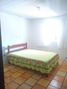 a bedroom with a bed in a room with a window at Casa ampla a 50metros do mar in Balneario Barra do Sul