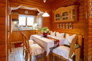 a dining room with a white table and chairs at Apartments Am Kupferberg in Walkenried