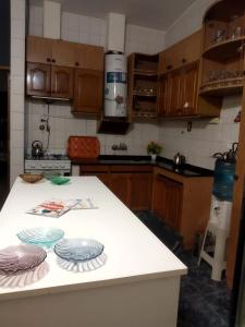 una cocina con encimera con platos. en Casa Alojamiento San Rafael en San Rafael