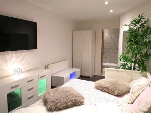 Un pat sau paturi într-o cameră la New COSY HOMES