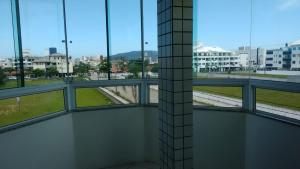 Habitación con ventanas y vistas a la ciudad. en Residencial Ilha Verde (201), en Florianópolis