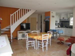 Η κουζίνα ή μικρή κουζίνα στο Villa LEMON avec piscine privée à 5 min des plages - 3 chambres - 2 SDB