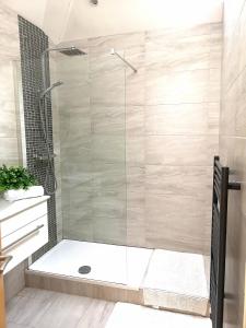 y baño con ducha y puerta de cristal. en New COSY HOMES, en Newhaven