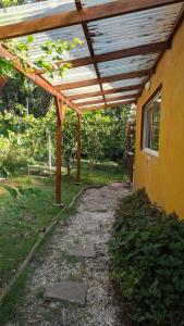 Casa del Bosque في مار ديل بلاتا: بريغولا خشبي على جانب المنزل