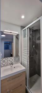Kúpeľňa v ubytovaní Chambres avec douche privative dans appartement partagé - Metro - Wifi