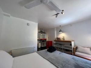 una camera con letto e ventilatore a soffitto di French Andes Apart & Chile Campers Rental a Pucón