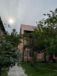 een huis met een loopbrug ervoor bij Vintage Villa Mtskheta in Mtskheta