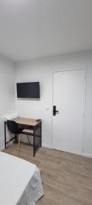 Televízia a/alebo spoločenská miestnosť v ubytovaní Chambres avec douche privative dans appartement partagé - Metro - Wifi