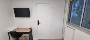 Televízia a/alebo spoločenská miestnosť v ubytovaní Chambres avec douche privative dans appartement partagé - Metro - Wifi