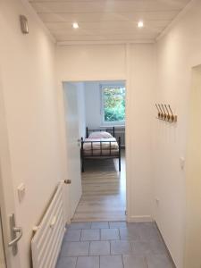 um corredor com uma escada que leva a um quarto em Monteurwohnung Matthias Apelrath Solingen em Solingen