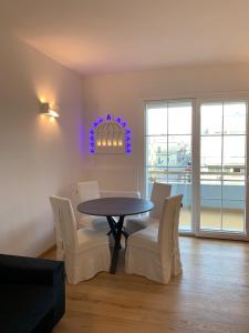 una sala da pranzo con un tavolo e sedie bianche di Guest House Mela a Lecce