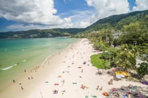 um grupo de pessoas em uma praia com o oceano em GO INN Pattaya em North Pattaya