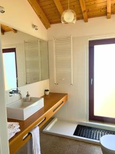 y baño con lavabo y espejo. en Casas d Aldeia Turismo Rural, en Mangualde