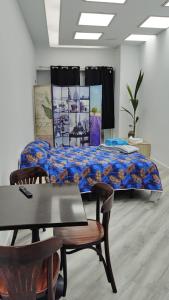 1 dormitorio con 1 cama, mesa y sillas en Lodge El Muelle De Arinaga, en Arinaga