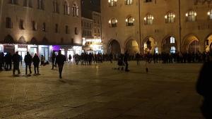 un grupo de personas caminando por una ciudad por la noche en Vicino a Sant'Orsola e centro città, silenzioso e accogliente, en Bolonia