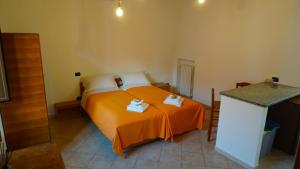 ein Schlafzimmer mit einem Bett mit zwei Handtüchern darauf in der Unterkunft Porta Nuova Room Locazione Breve Turistica in Benevento