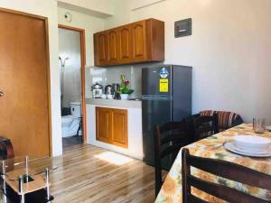 een keuken met een tafel en een zwarte koelkast bij Jasmin Apartments San Rafael in San Rafael