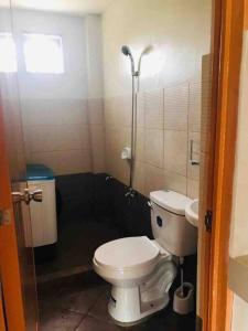 een kleine badkamer met een toilet en een wastafel bij Jasmin Apartments San Rafael in San Rafael