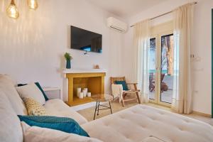 A bed or beds in a room at Vera Villa - Brand New Seafront Villa!