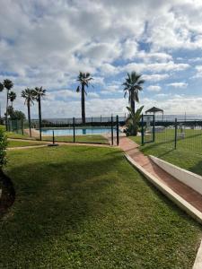 Bazén v ubytovaní Apartment Sun of Andalucia in first beach line with view on Africa alebo v jeho blízkosti