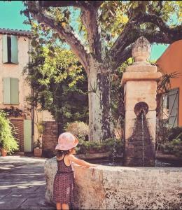 Fotografia z galérie ubytovania Parking et Terrasse Maison au village totalement rénovée v destinácii Grimaud