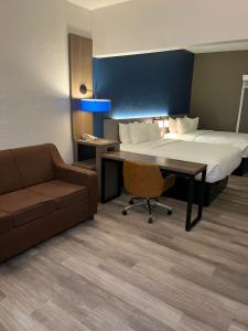 Ein Bett oder Betten in einem Zimmer der Unterkunft Comfort Suites Clearwater - Dunedin