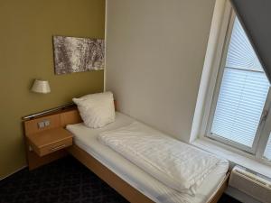 Postel nebo postele na pokoji v ubytování Hotel Burg Kerpen