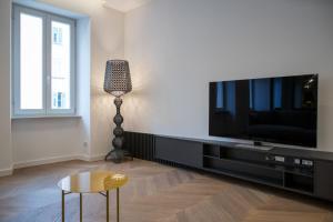 sala de estar con TV, mesa y lámpara en Luxury Apartment Contesa, en Rovinj