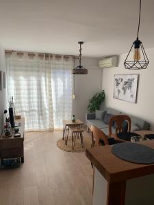 ein Wohnzimmer mit einem Sofa und einem Tisch in der Unterkunft acogedor apartamento 2 dormitorios in Granada