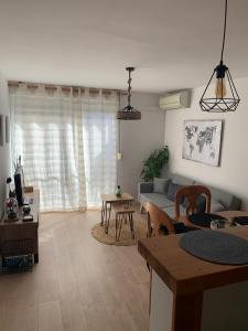 Posezení v ubytování acogedor apartamento 2 dormitorios + 37 fotografií