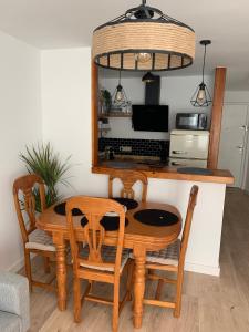 mesa de comedor con sillas y espejo en acogedor apartamento 2 dormitorios, en Granada