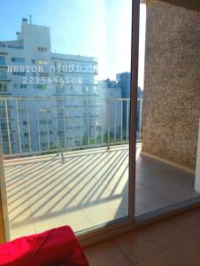 balcón con vistas a una gran ventana de cristal en Alsina 2300 Depto 2 ambientes con terraza propia en Mar del Plata