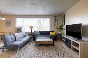 Televisyen dan/atau pusat hiburan di Georgetown Villas Two Bedroom 3-2a Apartment in Fairview Park, Ohio!