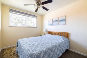 Katil atau katil-katil dalam bilik di Georgetown Villas Two Bedroom 3-2a Apartment in Fairview Park, Ohio!