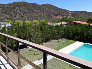 uma vista a partir da varanda de uma casa com piscina em Chalet en Valle Grande - En Solar del Valle Country Club em Valle Grande