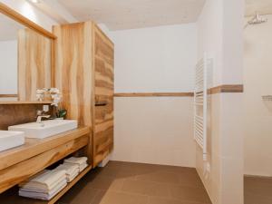 uma casa de banho com um lavatório e um chuveiro em Das Rendlgut Top 5 em Lofer