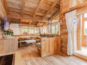 uma sala de estar com paredes de madeira e piso de madeira em Das Rendlgut Top 5 em Lofer